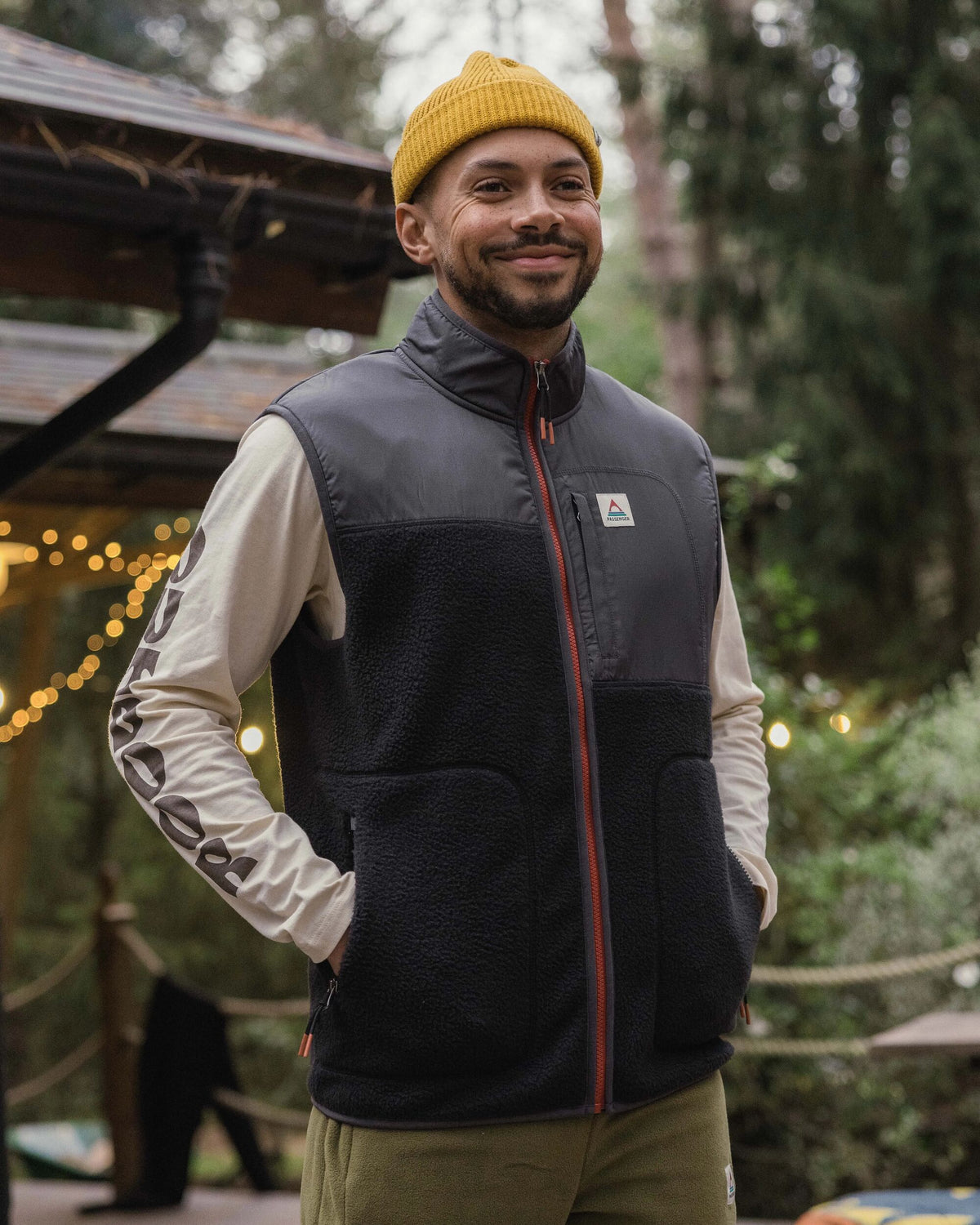 Offgrid Sherpa Fleece Vest - Black - Lifestyle