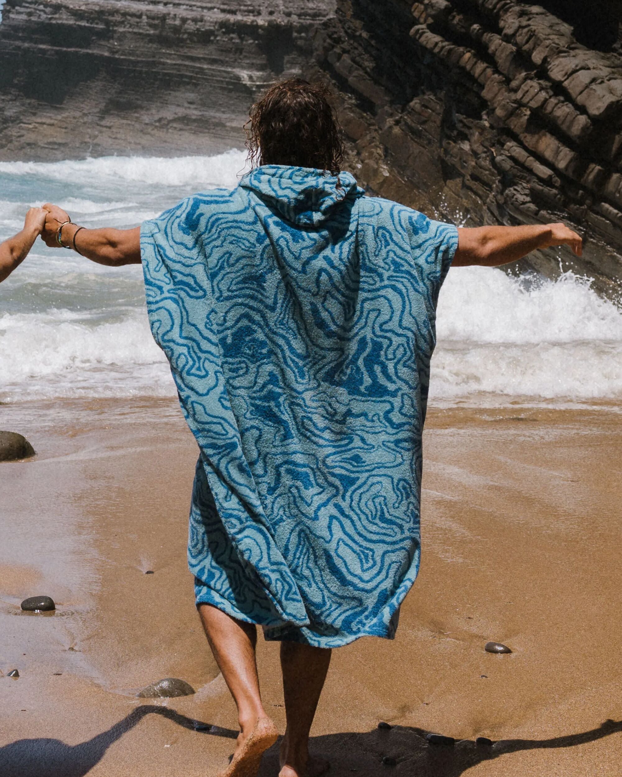 Shoreline Cotton Towel Poncho - Strata Swirl Arctic - Lifestyle - Male