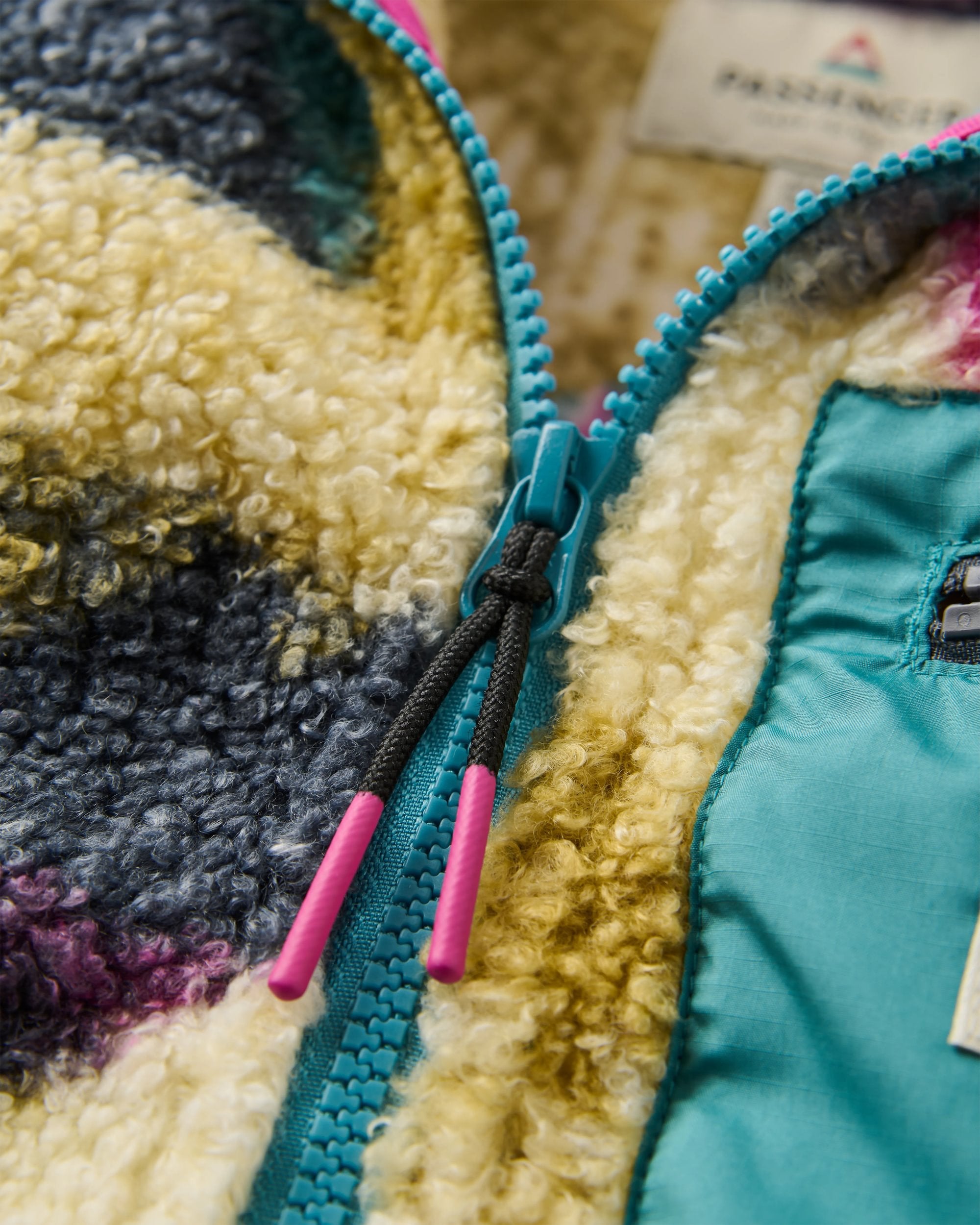 Ravi Sherpa Fleece - Mosaic Mountain Charcoal - Flatlay