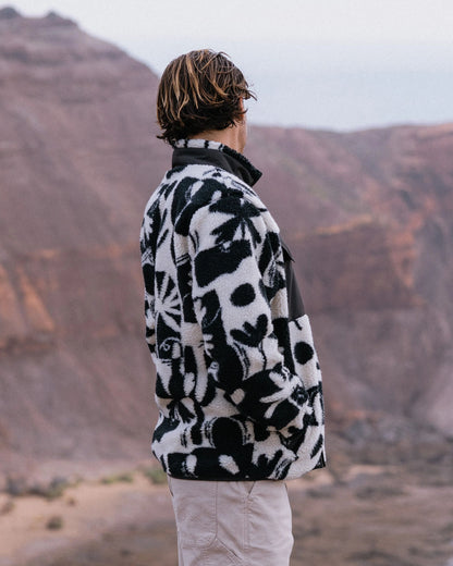 Valiant Deep Pile Fleece - Roam Further Black - Lifestyle