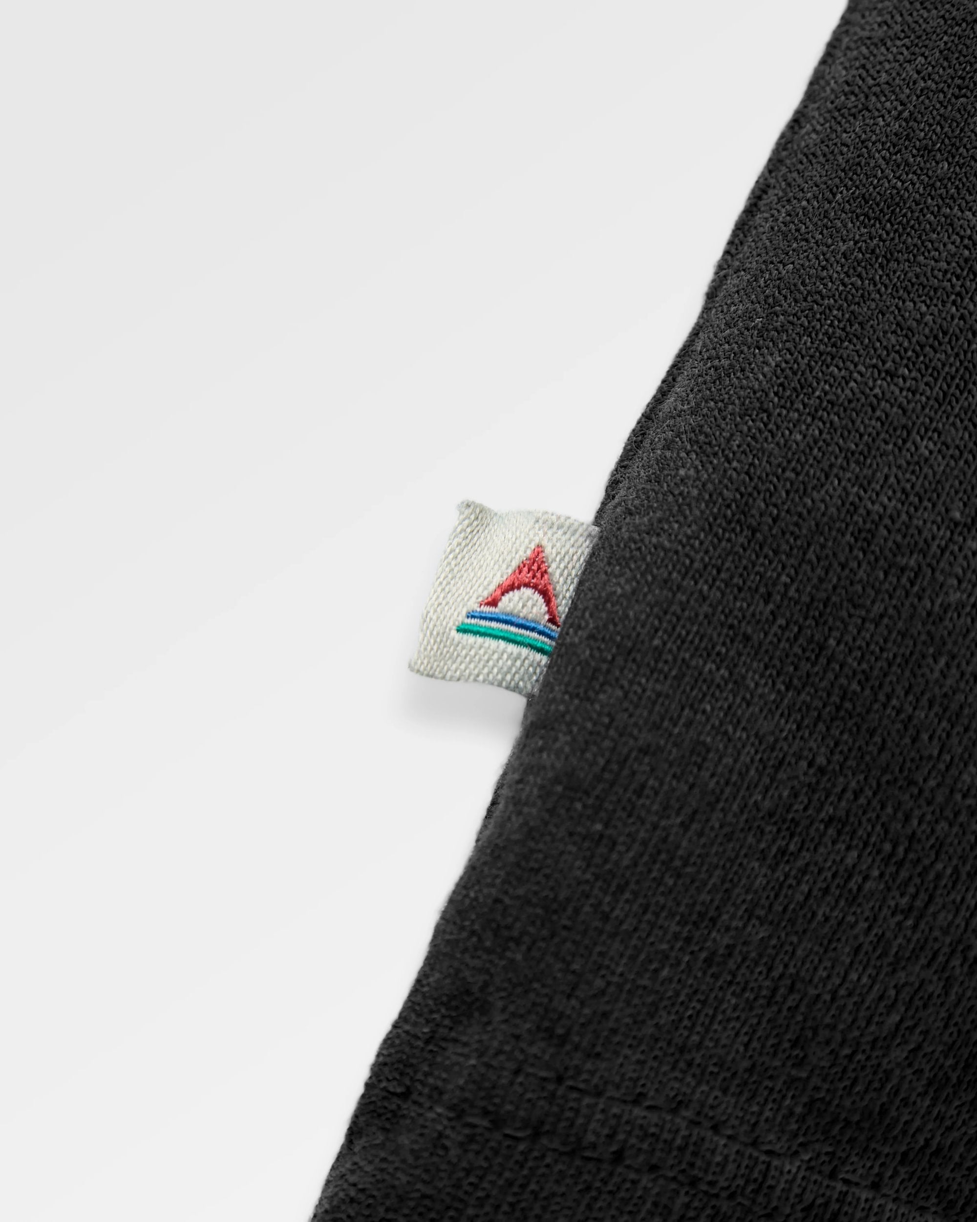 Roam Further Relaxed Fit LS T-shirt - Black - Flatlay