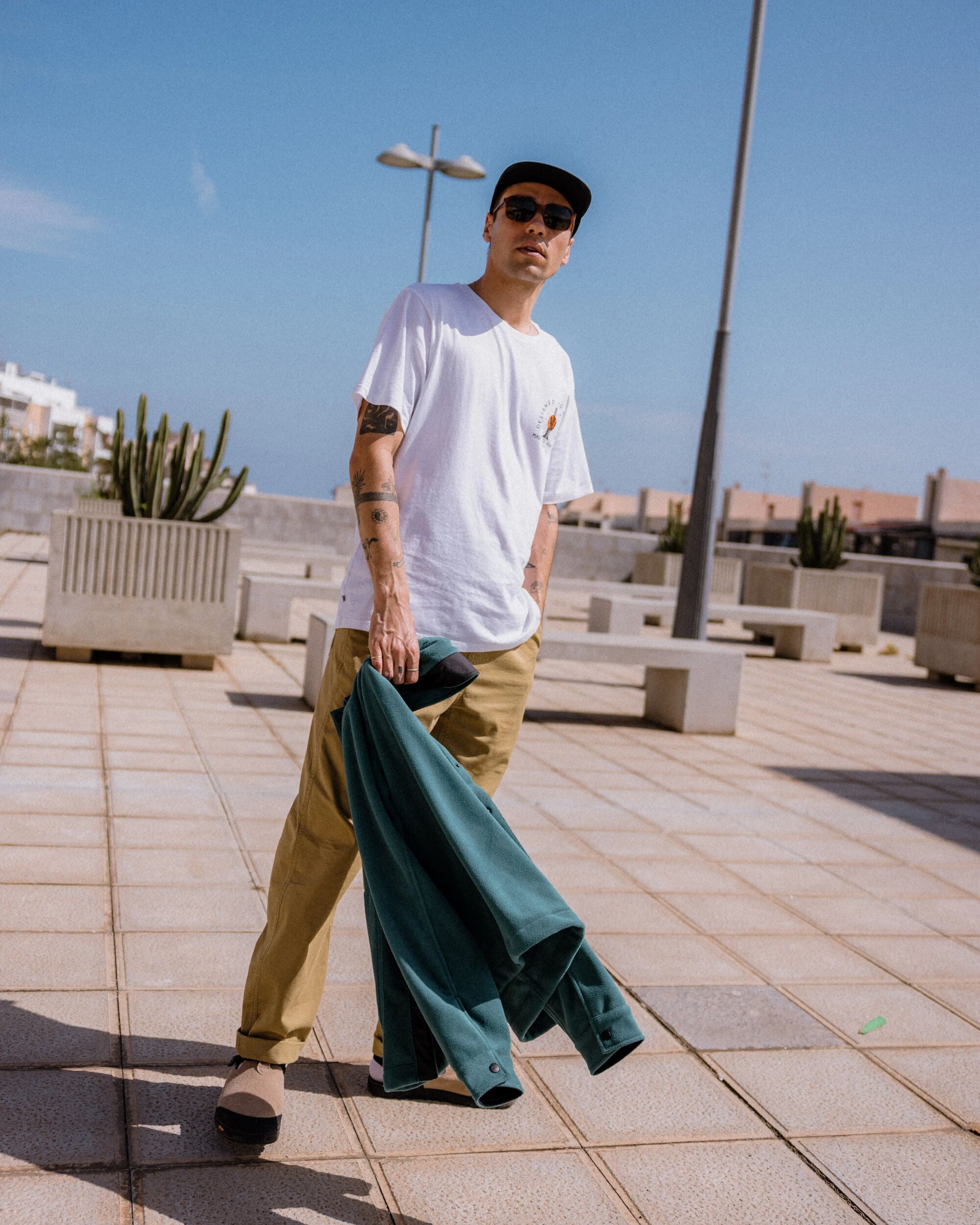 Explore T-shirt - White - Lifestyle