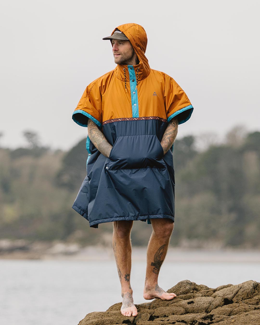 Male_Outback Pull Over Change Robe - Glazed Ginger/Deep Navy